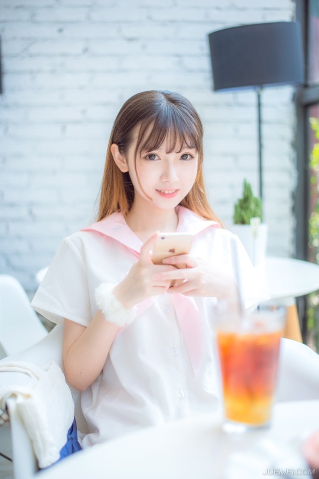 “那些辎重，就赏给这些人吧。”庞德看了一眼已经开始有些混乱的西域战士，皱了皱眉道，作为吕布帐下的精锐部队，对于刘备留下来的那些东西，可是不怎么看得上眼的，但那些兵器对于西域将士而言，还是很有吸引力的。